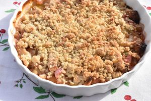 Rabarbertærte med smuldredej og marcipan