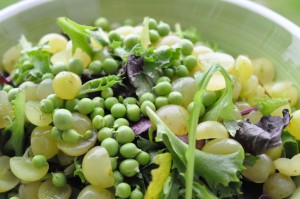 DSC_6889 • nogetiovnen.dk Rucolasalat med vindruer og ærter - nem opskrift