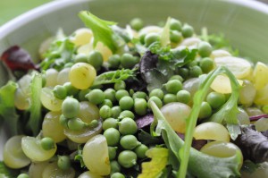 Rucolasalat med vindruer og ærter - nem opskrift