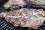 Nakkekoteletter på grill med tilbehør - grillmad