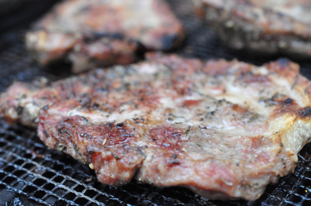 Nakkekoteletter på grill med tilbehør - grillmad