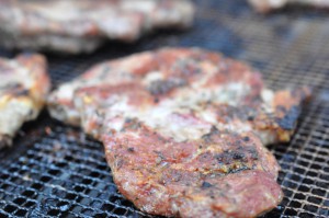 Nakkekoteletter på grill med tilbehør - grillmenu