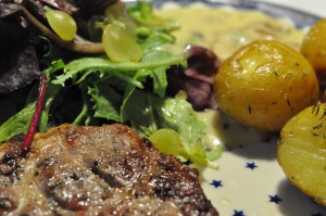 DSC_6904 • nogetiovnenstaging.com Nakkekoteletter på grill med tilbehør - grillmenu