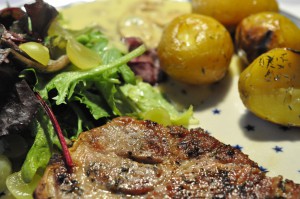 DSC_6909 • nogetiovnenstaging.com Koteletter på grill med tilbehør - grillmad