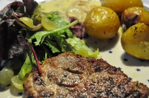 DSC_6910 • nogetiovnenstaging.com Nakkekoteletter på grill med tilbehør - grillmenu