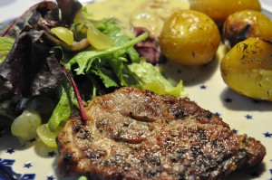 DSC_6911 • nogetiovnenstaging.com Nakkekoteletter på grill med tilbehør - grillmenu