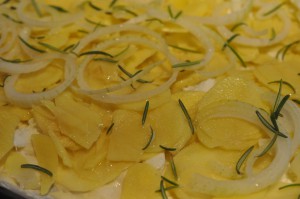 DSC_6984 • nogetiovnen.dk Kartoffelpizza med mozzarella, løg & rosmarin