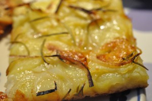 DSC_7013 • nogetiovnen.dk Nem kartoffelpizza med mozzarella, rosmarin og løg