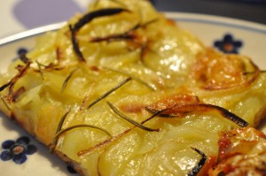 DSC_7019 • nogetiovnen.dk Kartoffelpizza med mozzarella, løg & rosmarin