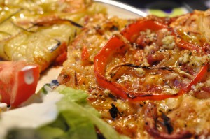 Nem pizza med løg, bacon og peberfrugt