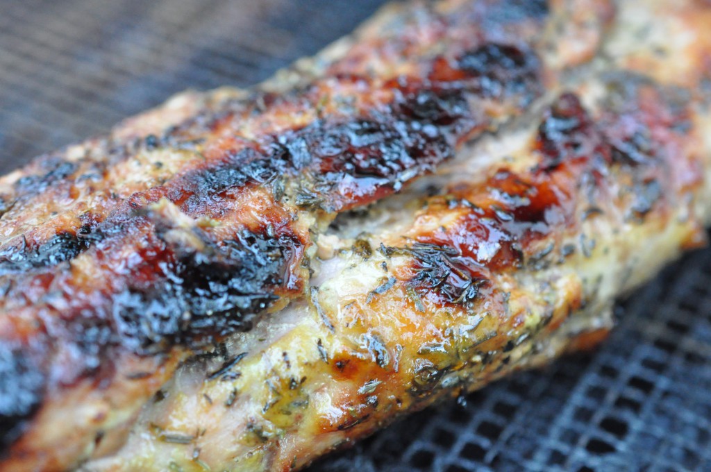 Sennepsgrillet svinemørbrad og grillede timiankartofler