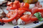 Tomatsalat med rødløg, mozzarella & basilikum
