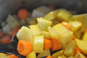 Kartoffel gulerodssuppe med bacon – nem suppe