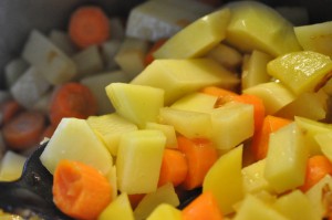 Kartoffel gulerodssuppe med bacon – nem suppe