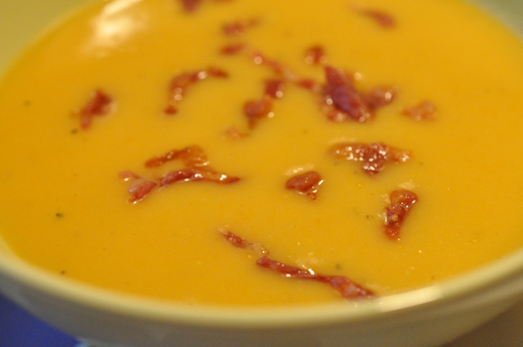 Kartoffel gulerodssuppe med bacon – nem suppe