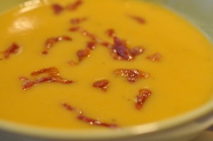 Gulerodssuppe med kartofler & bacon opskrift