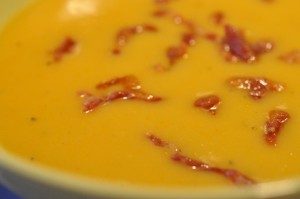 Gulerodssuppe med kartofler & bacon opskrift