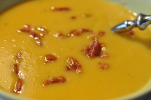 Kartoffel gulerodssuppe med bacon – nem suppe