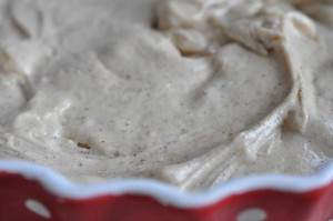 Hurtig æbletærte med marcipan og kanel