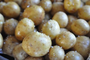 Små kartofler i foliebakke på grill - grill tilbehø