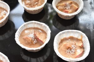 Nemme æblemuffins med olie, kardemomme og kanel