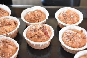 Nemme æblemuffins med olie, kardemomme og kanel