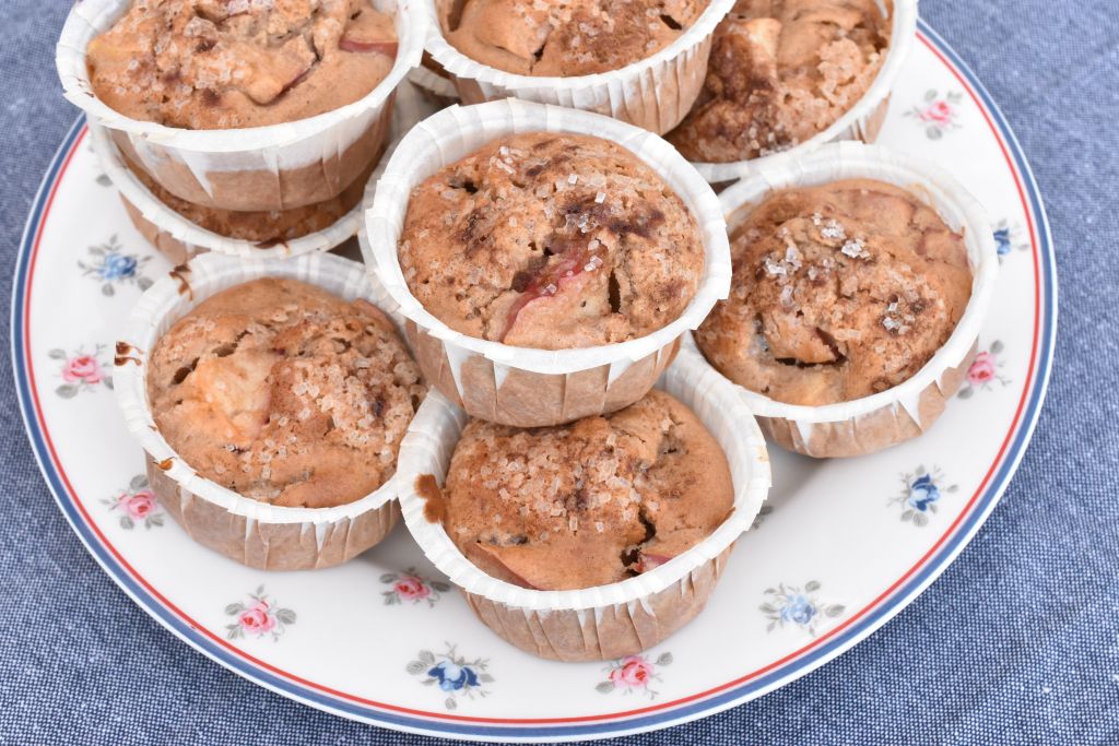 Nemme æblemuffins med olie, kardemomme og kanel