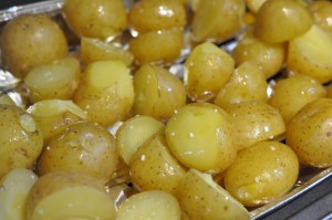 Grillede kartofler og gulerødder i foliebakke