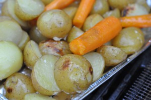 Grillede kartofler og gulerødder i foliebakke