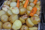 Grillede kartofler og gulerødder i foliebakke