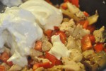 Kylling med ostesovs og pasta - nem gryderet
