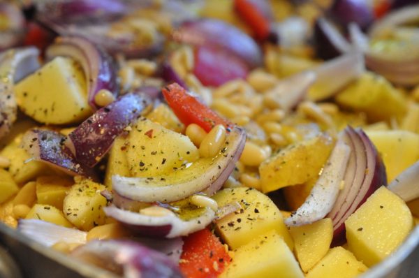 Kartoffelfad i ovn med peberfrugt og rødløg