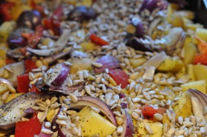 DSC_7465 • nogetiovnen.dk Kartoffelfad i ovn med peberfrugt og rødløg