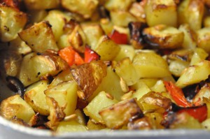 DSC_7480 • nogetiovnen.dk Kartoffelfad i ovn med peberfrugt og rødløg