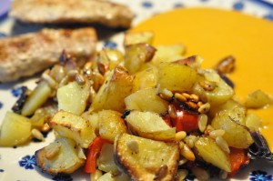 DSC_7490 • nogetiovnen.dk Kartoffelfad i ovn med peberfrugt og rødløg