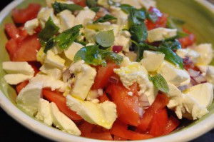 Tomatsalat med mozzarella og basilkum