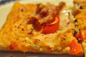 Lækker grov pizza med kyllingebryst, chilipesto og bacon