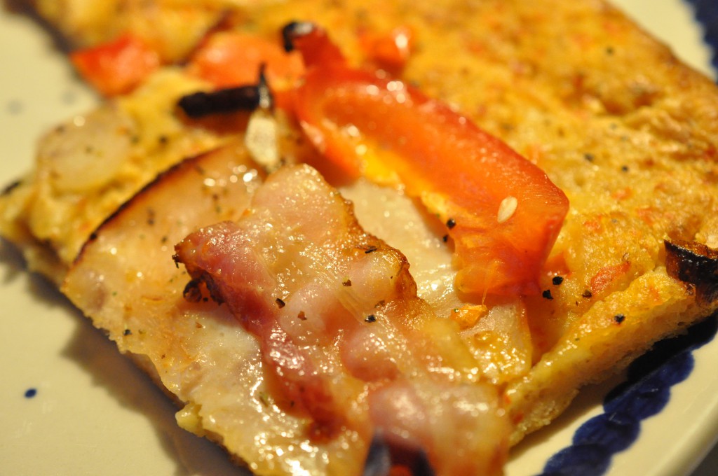 Lækker grov pizza med kyllingebryst, chilipesto og bacon