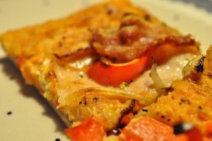 Lækker grov pizza med kyllingebryst, chilipesto og bacon