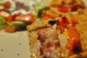 Lækker grov pizza med kyllingebryst, chilipesto og bacon