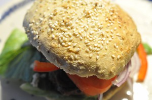 Burgere med bøffer med durum, spelt og müsli i bollen