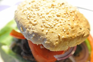 Burgere med bøffer med durum, spelt og müsli i bollen