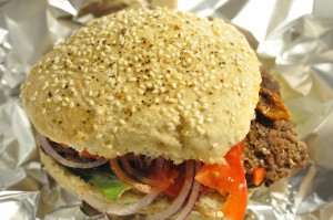 Burgere med bøffer med durum, spelt og müsli i bollen