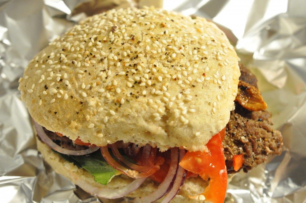 Burgere med bøffer med durum, spelt og müsli i bollen