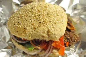 Burgere med bøffer med durum, spelt og müsli i bollen