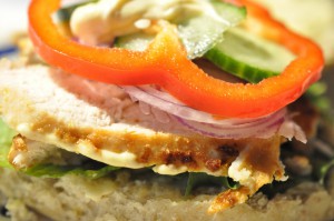 Hjemmelavede burgere med kylling og karrydressing