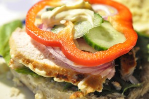 Hjemmelavede burgere med kylling og karrydressing