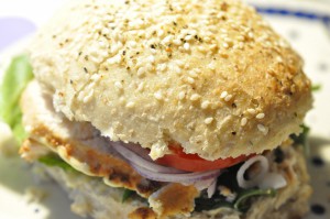 Hjemmelavede burgere med kylling og karrydressing