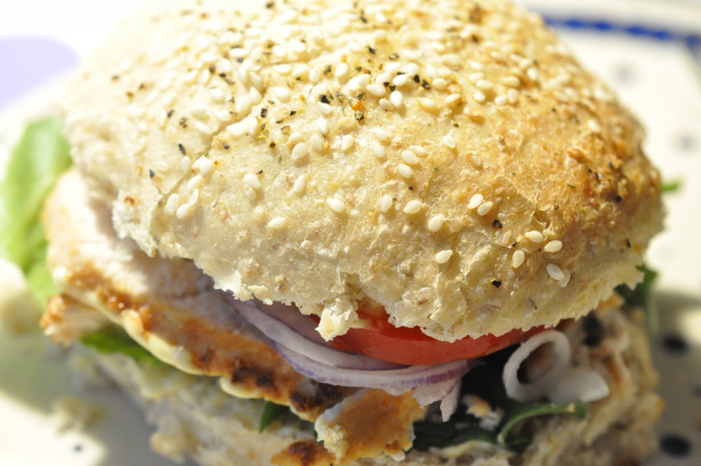 Hjemmelavede burgere med kylling og karrydressing