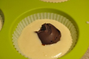 DSC_8054 • nogetiovnenstaging.com Nutella muffins med Nutella og nødder - nem opskrift